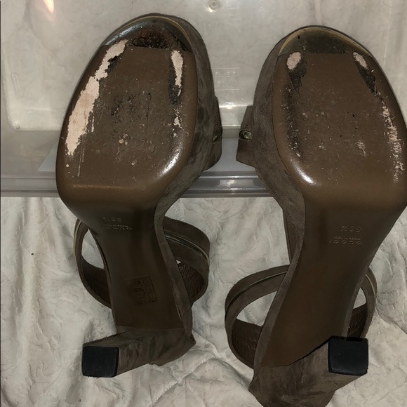 Gucci T Strap Sandle - Picture 2 of 8